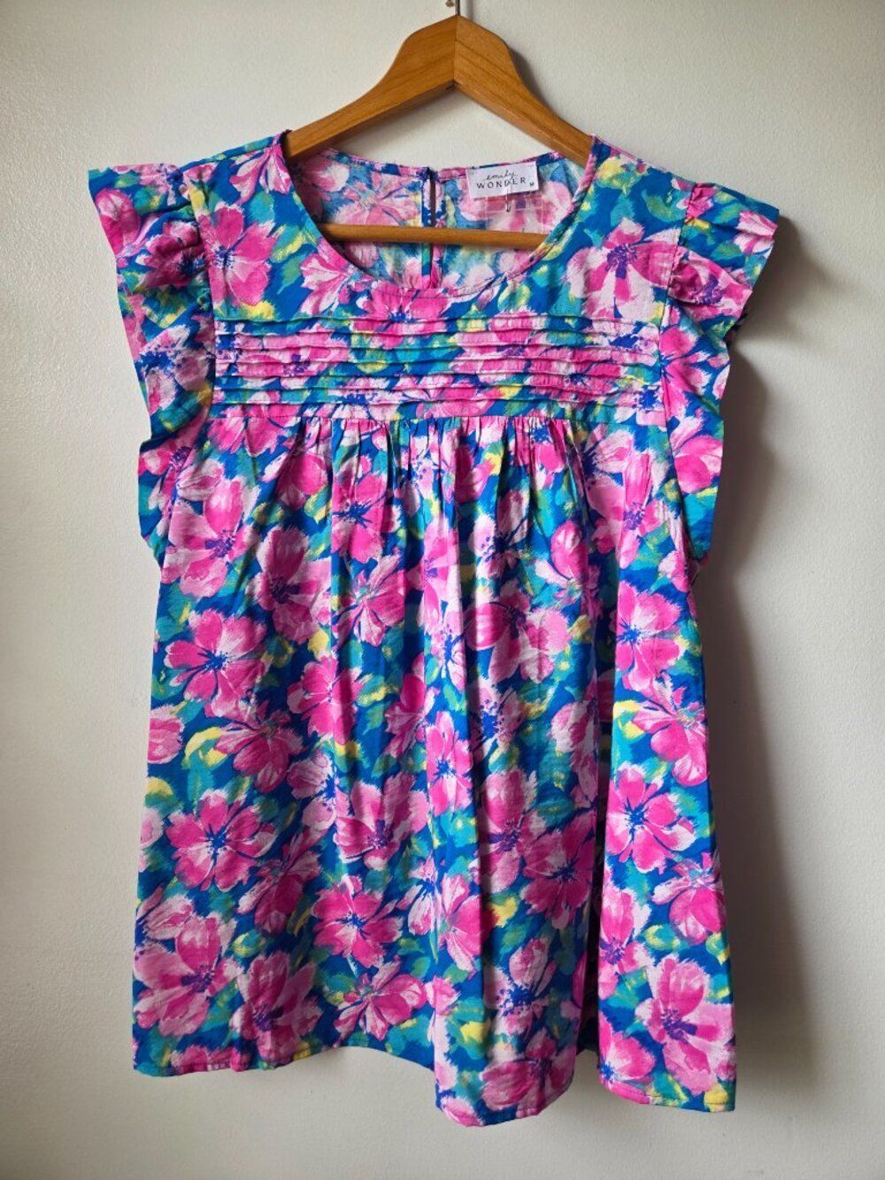 NWOT EMILY WONDER FLORAL TOP SIZE M
